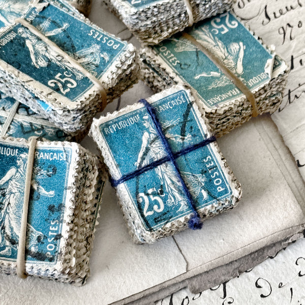 100 Identical French Stamps - BLUE (2803-D2)