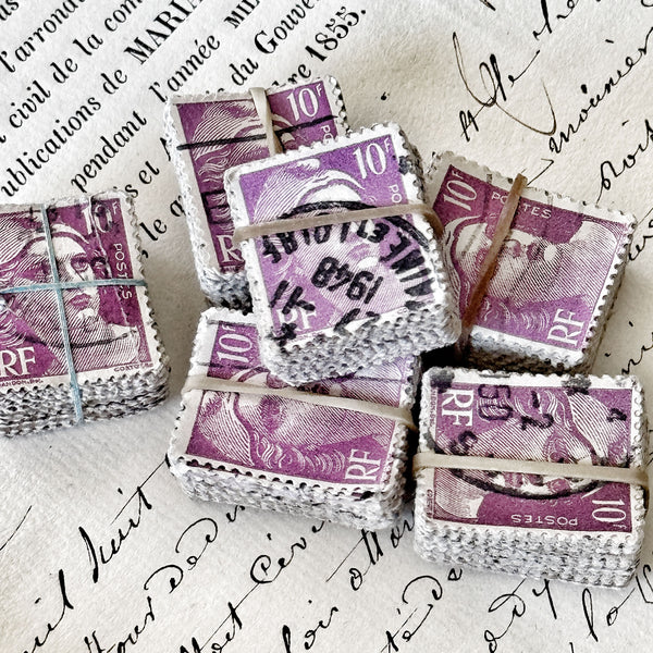 100 Identical French Stamps - PURPLE (2803-D9)