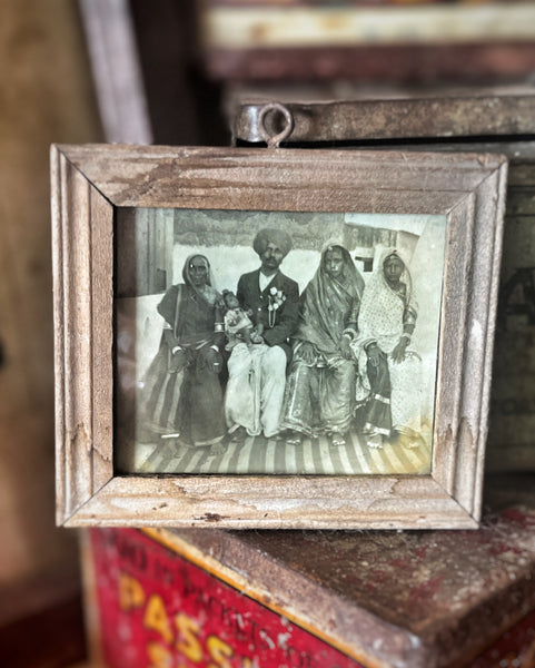 Small Vintage Indian Family Portrait frame - IND 49