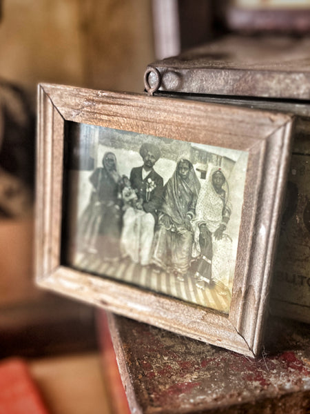 Small Vintage Indian Family Portrait frame - IND 49
